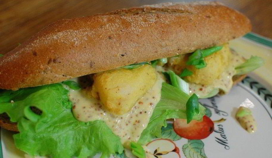 Рецепт сэндвича с рыбой в кляре и листьями салата
