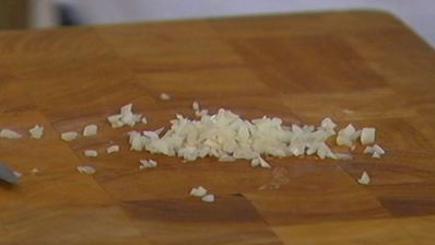 сэндвич с рыбой в кляре и листьями салата