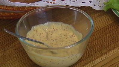 сэндвич с рыбой в кляре и листьями салата