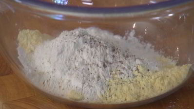 сэндвич с рыбой в кляре и листьями салата