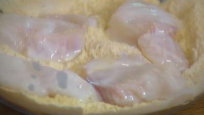 сэндвич с рыбой в кляре и листьями салата