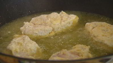 сэндвич с рыбой в кляре и листьями салата