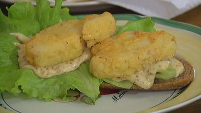 сэндвич с рыбой в кляре и листьями салата