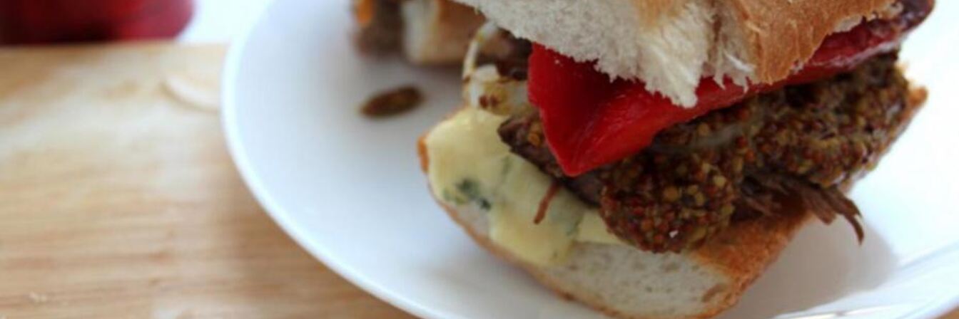 Сэндвич с томленой телятиной, запеченным перцем и дор блю