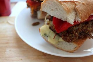 Сэндвич с томленой телятиной, запеченным перцем и дор блю