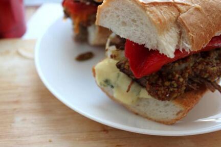 Сэндвич с томленой телятиной, запеченным перцем и дор блю