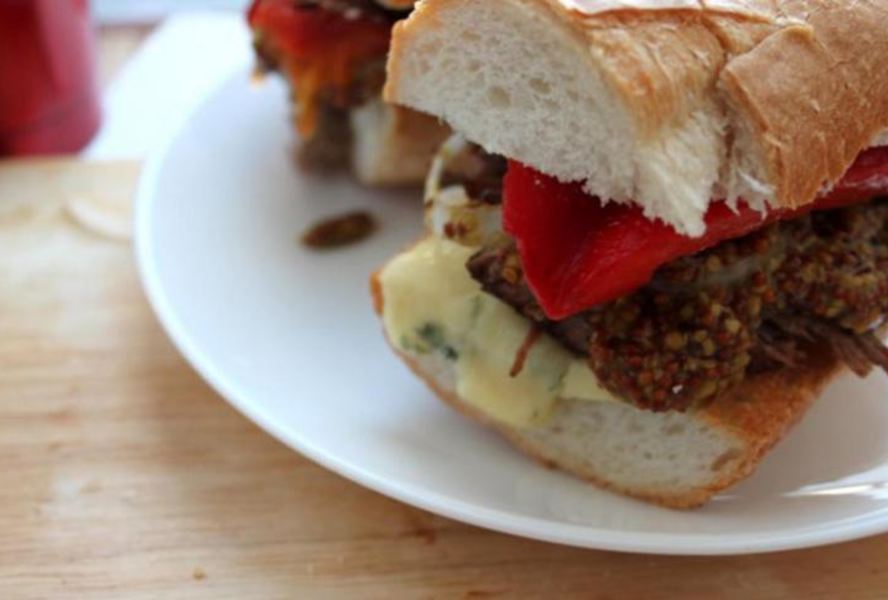 Сэндвич с томленой телятиной, запеченным перцем и дор блю