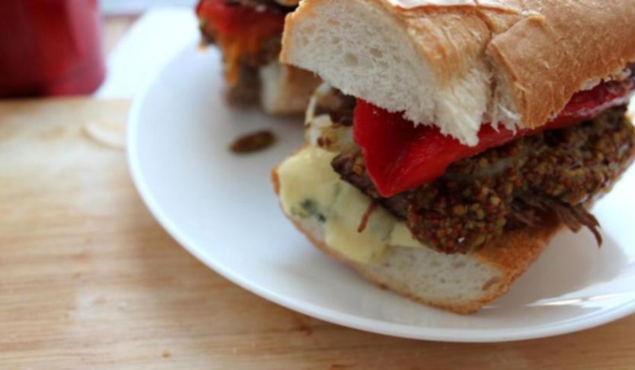 Рецепт сэндвича с томленой телятиной, запеченным перцем и дор блю