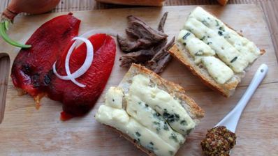 сэндвич с томленой телятиной, запеченным перцем и дор блю