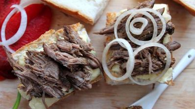 сэндвич с томленой телятиной, запеченным перцем и дор блю