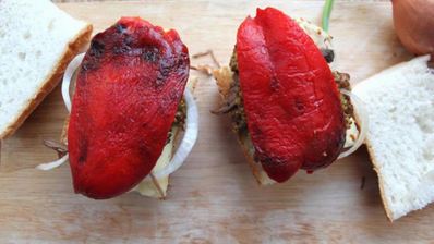 сэндвич с томленой телятиной, запеченным перцем и дор блю