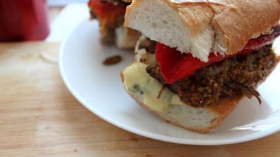 сэндвич с томленой телятиной, запеченным перцем и дор блю