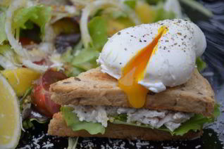 Сэндвич с яйцом-пашот и салатом