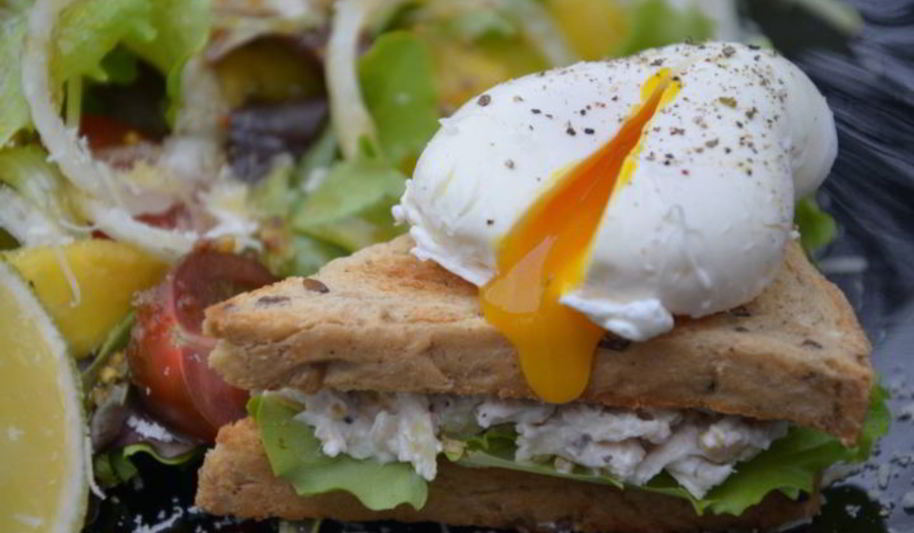 Рецепт сэндвича с яйцом-пашот и салатом