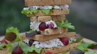 сэндвич с яйцом-пашот и салатом