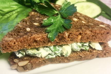 Сэндвич с зеленым салатом