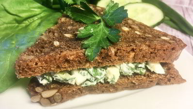 сэндвич с зеленым салатом