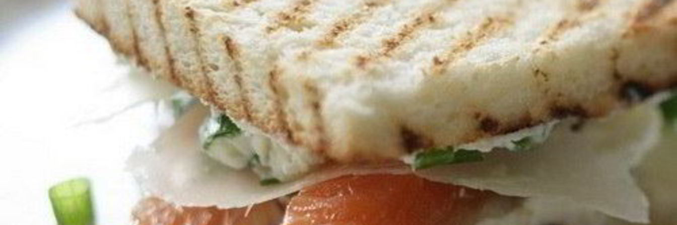 Сэндвич со слабосоленой семгой и сливочным сыром