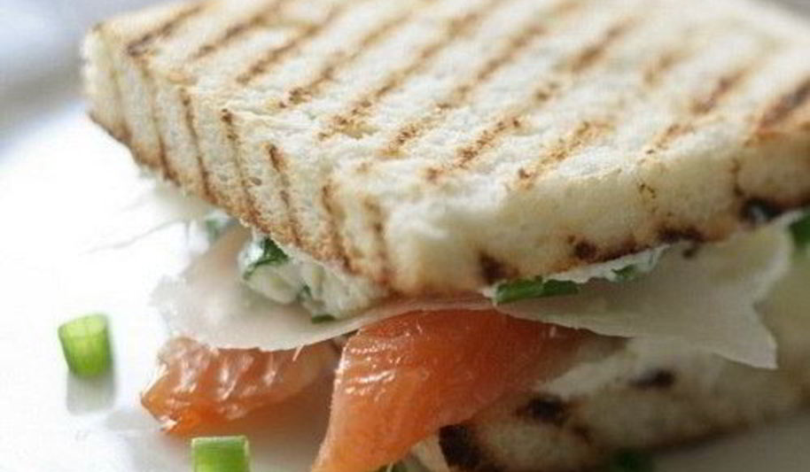 Рецепт сэндвича со слабосоленой семгой и сливочным сыром