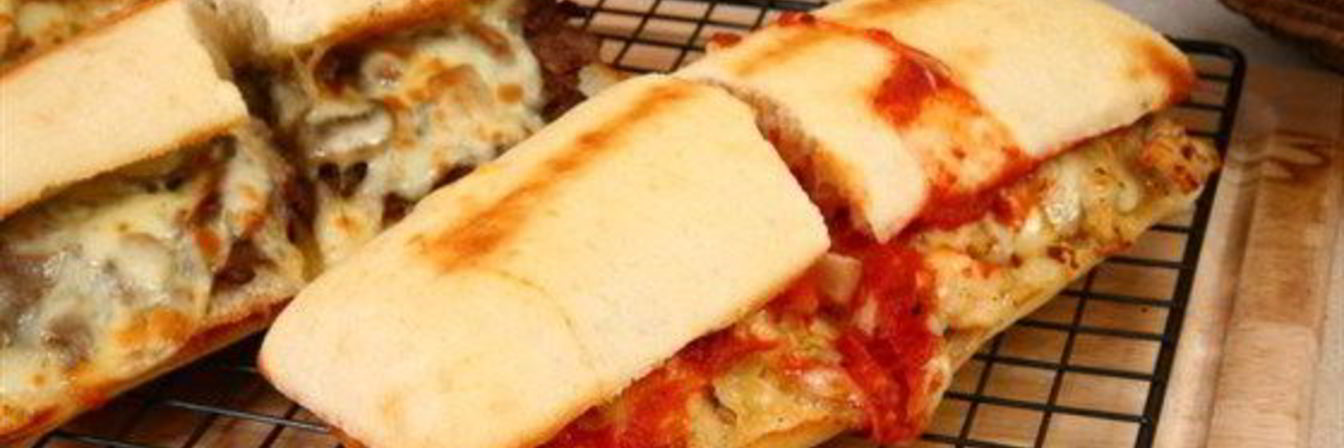 Сэндвичи на гриле с говядиной, ветчиной и сыром