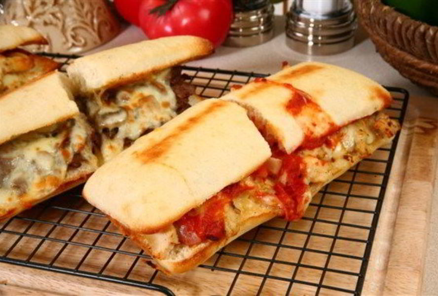 Сэндвичи на гриле с говядиной, ветчиной и сыром