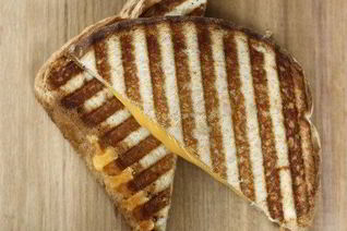 Сэндвичи на гриле с сыром и яблоками