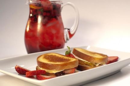 Сэндвичи с фруктами, шоколадом и сыром бри