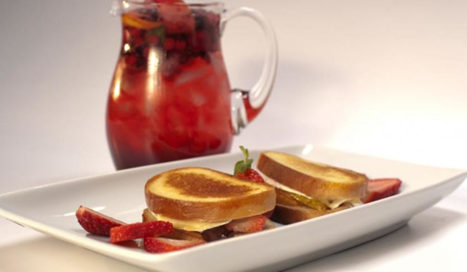 Рецепт сэндвичей с фруктами, шоколадом и сыром бри