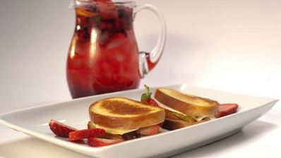 сэндвичи с фруктами, шоколадом и сыром бри