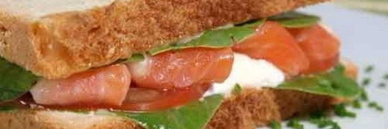 Сэндвичи с лососем, помидорами и рикоттой