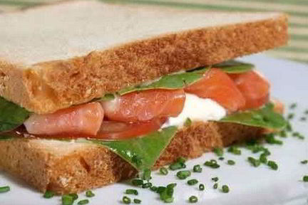 Сэндвичи с лососем, помидорами и рикоттой