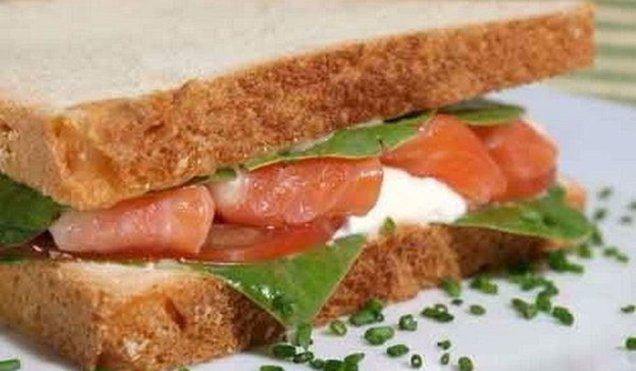 Рецепт сэндвичей с лососем, помидорами и рикоттой