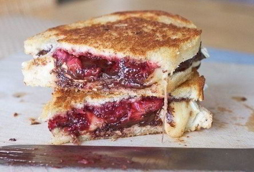 Сэндвичи с сыром бри, клубникой и шоколадом