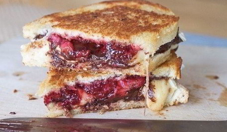 Рецепт сэндвичей с сыром бри, клубникой и шоколадом