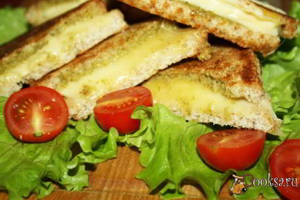 Сэндвичи с сыром и соусом песто
