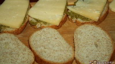 сэндвичи с сыром и соусом песто