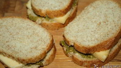 сэндвичи с сыром и соусом песто