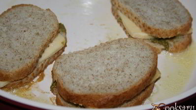 сэндвичи с сыром и соусом песто