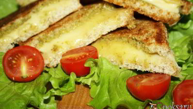 сэндвичи с сыром и соусом песто