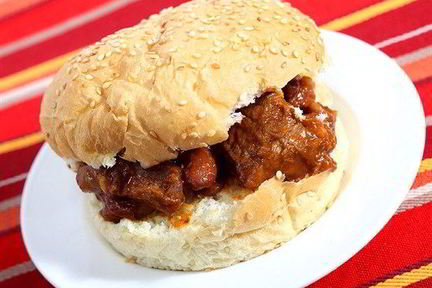 Сэндвичи с тушеной говядиной и зеленым луком