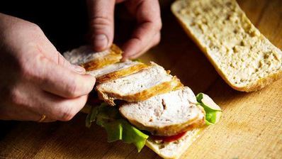 теплый сэндвич с куриной грудкой