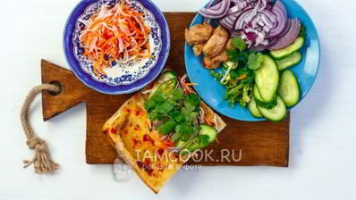 вьетнамский сэндвич бан ми с курицей