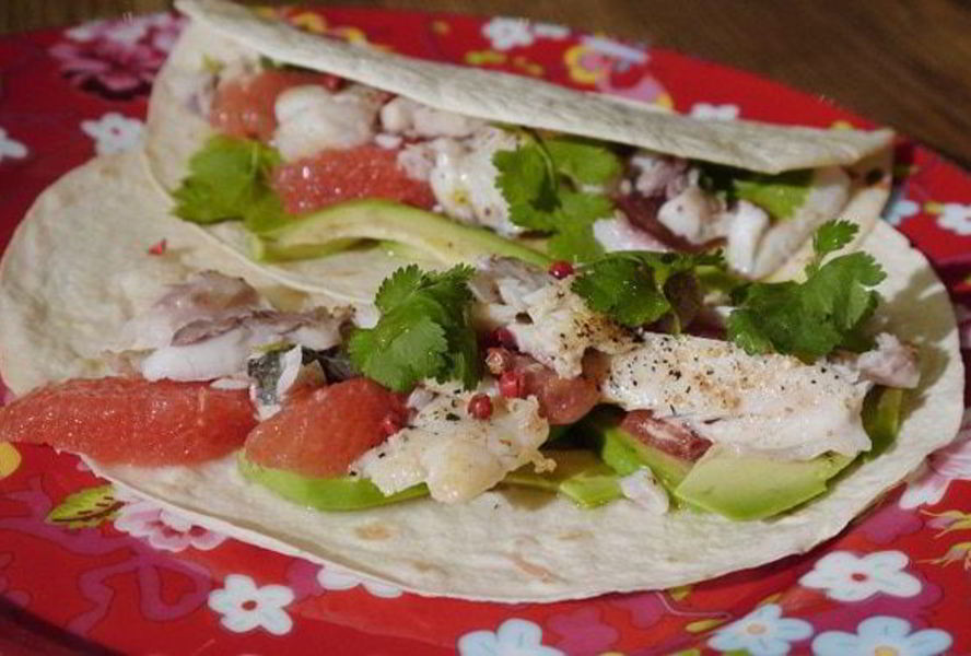 Такос с рыбой и грейпфрутовым соусом