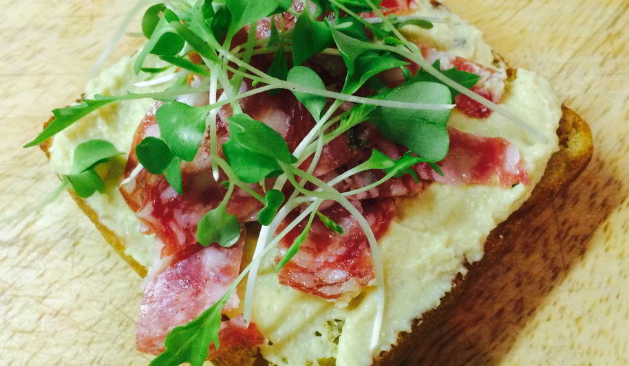 Рецепт тапаса с хумусом и салями