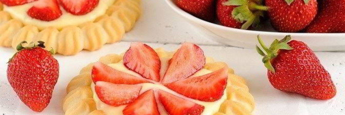 Безглютеновые тарталетки с гоголь-моголем и клубникой в шоколаде 3PAULY