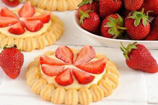 Безглютеновые тарталетки с гоголь-моголем и клубникой в шоколаде 3PAULY