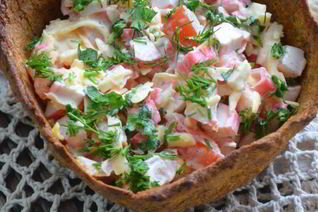 Хлебная тарталетка с салатом Лито