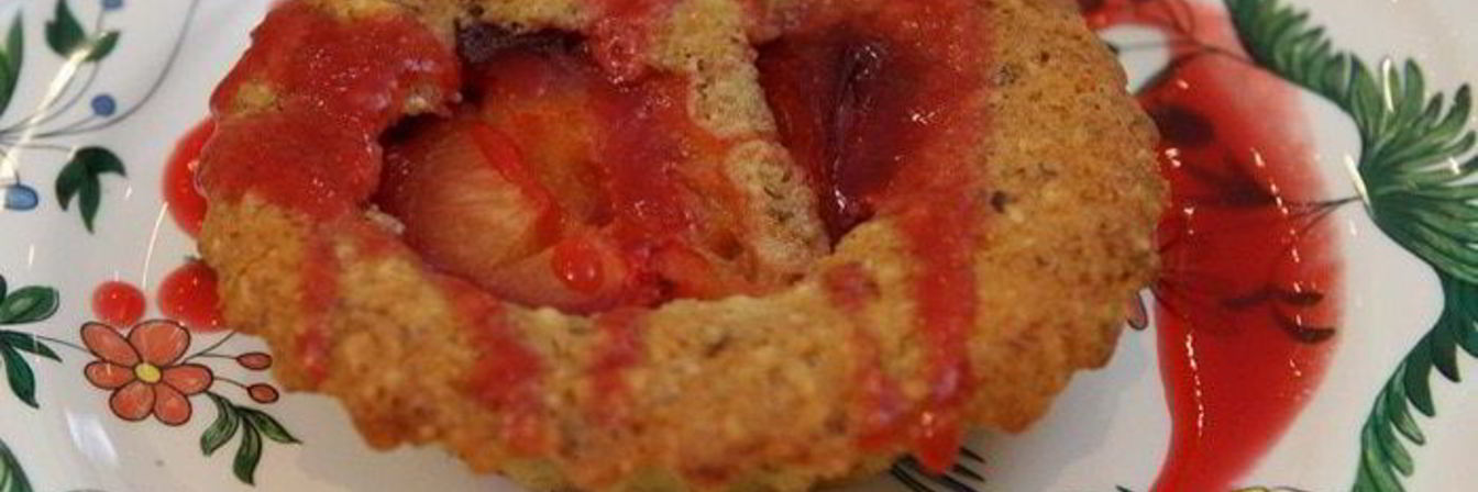 Миндальные тарталетки со сливовым соусом