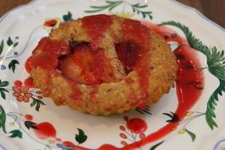 Миндальные тарталетки со сливовым соусом