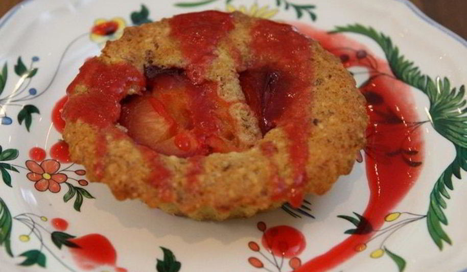 Рецепт миндальных тарталеток со сливовым соусом